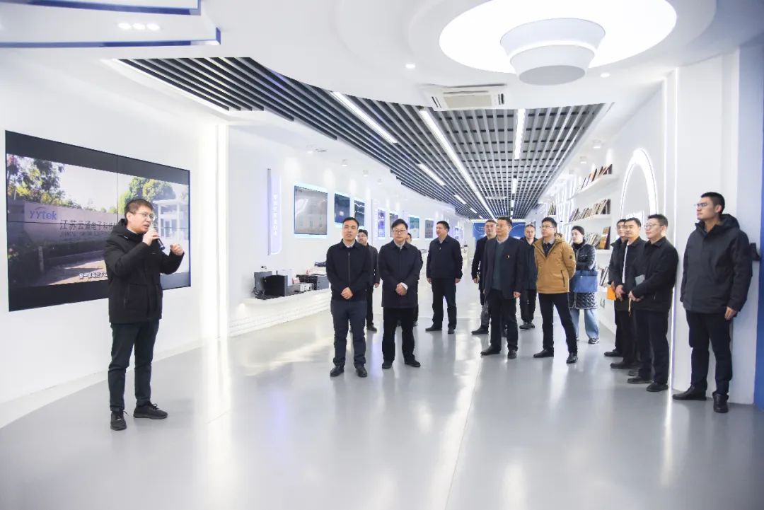 海陵区电子信息产业服务专班莅临冰球突破开展企业行活动