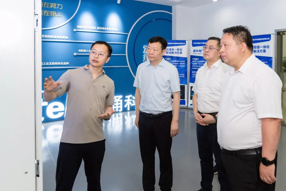 区委副书记、区政府党组书记夏爱东一行莅临冰球突破豪华版专题调研指导工作