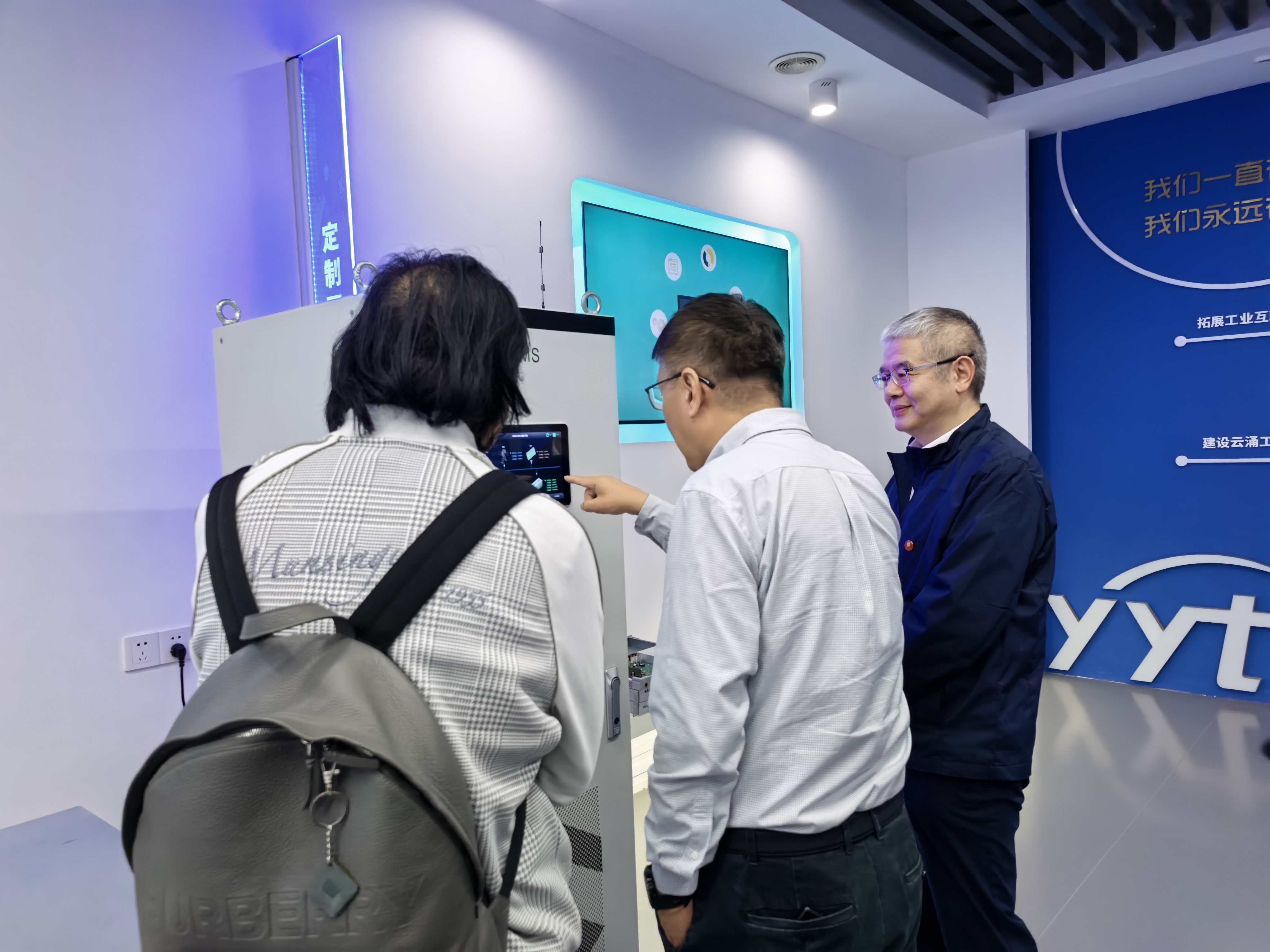 龙芯中科胡伟武一行莅临冰球突破豪华版考察